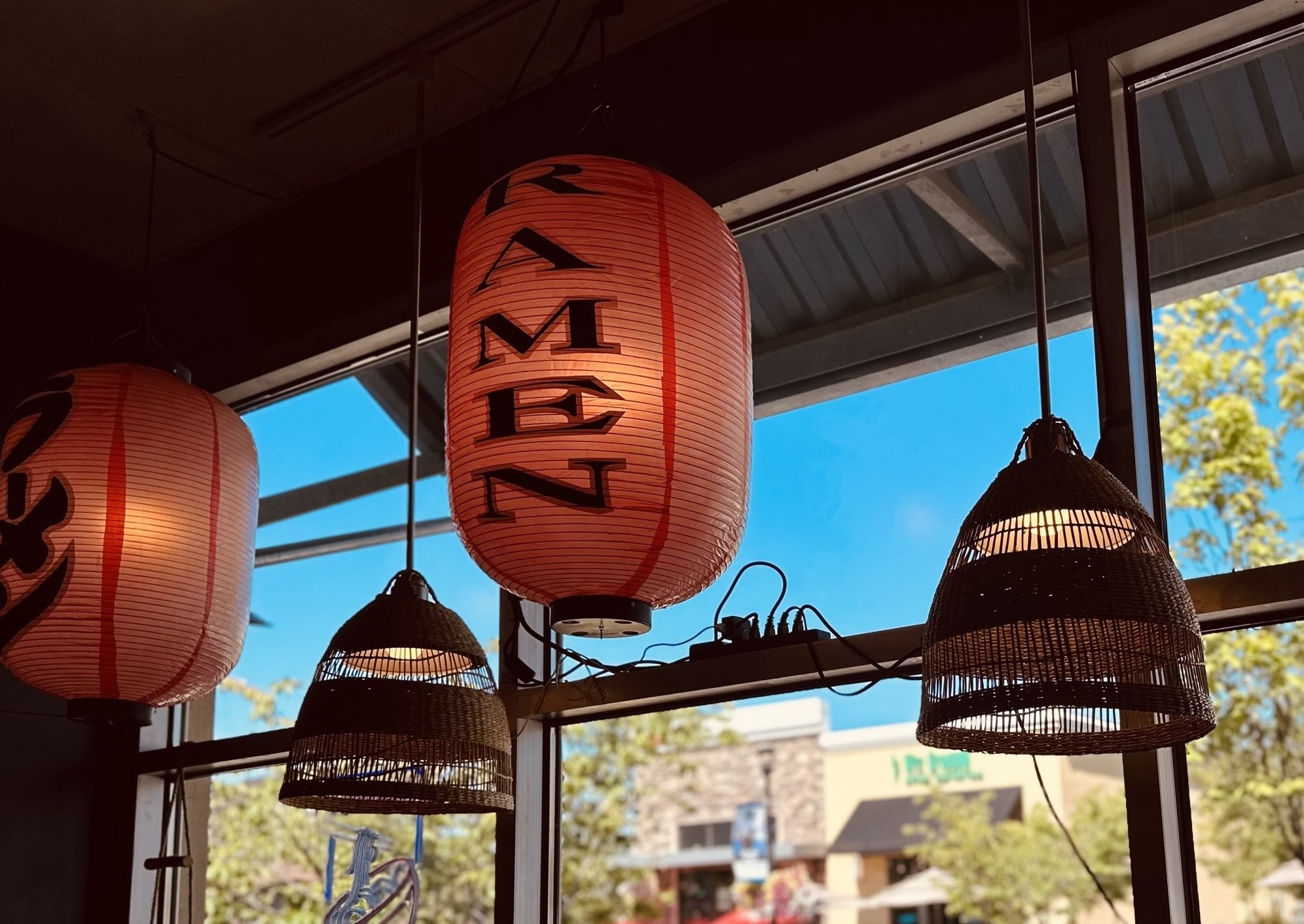 A slideshow of photos of the restaurant and its food, displaying
    one photo fading into another